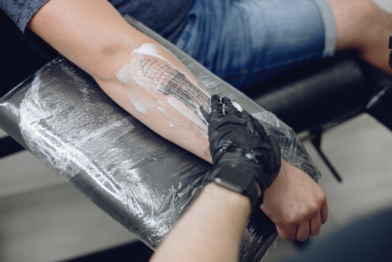 Jak dbać o tatuaż? Pielęgnacja świeżego tatuażu krok po kroku